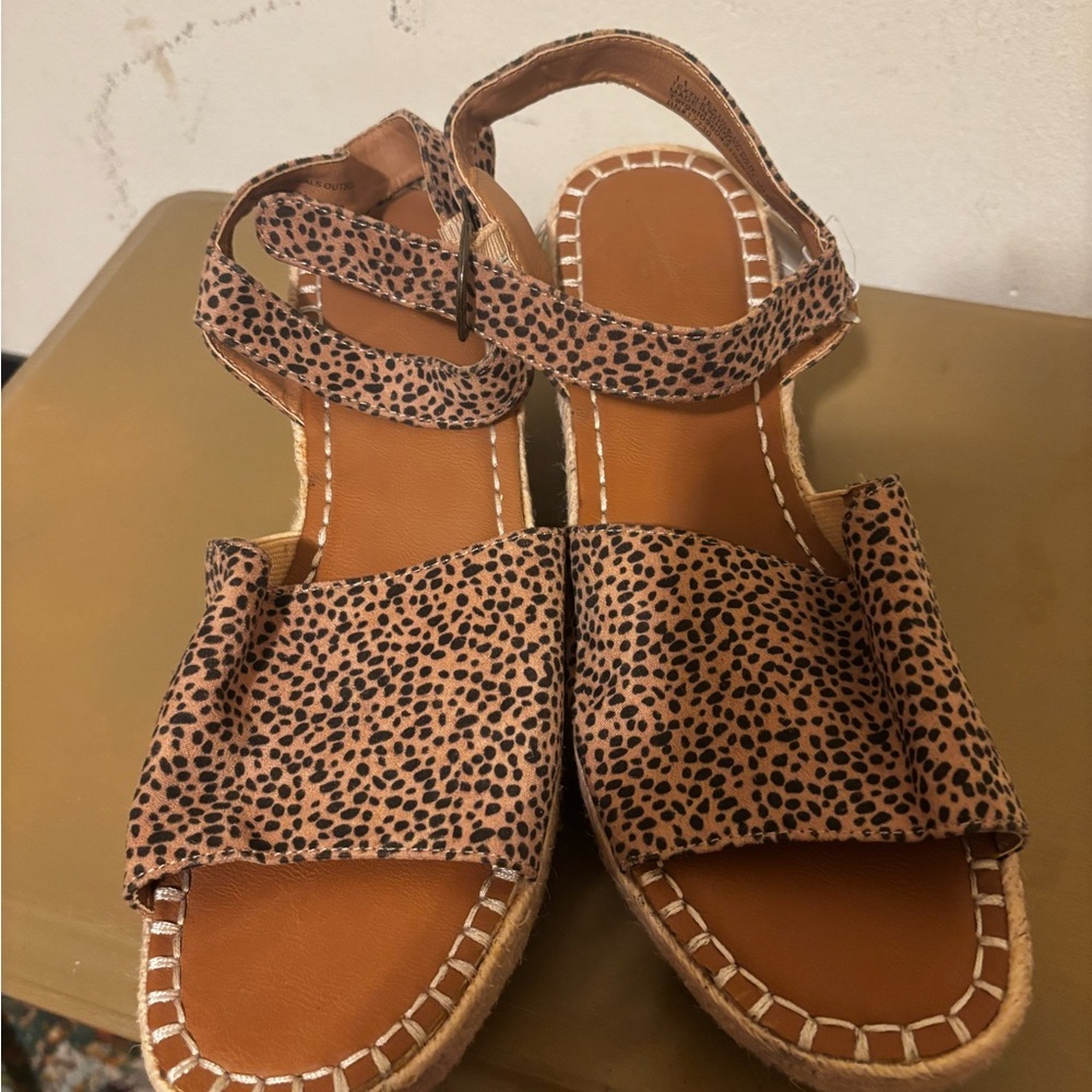 NWT Universal Thread Tan and Black Patterned Sandals 11